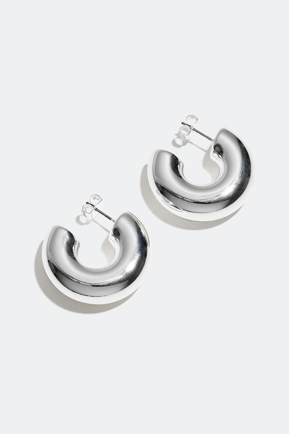 Sølvfargede øreringer i chunky design i gruppen Smykker / Øredobber / Øreringer / Klassiske øreringer hos Glitter (253004891001)