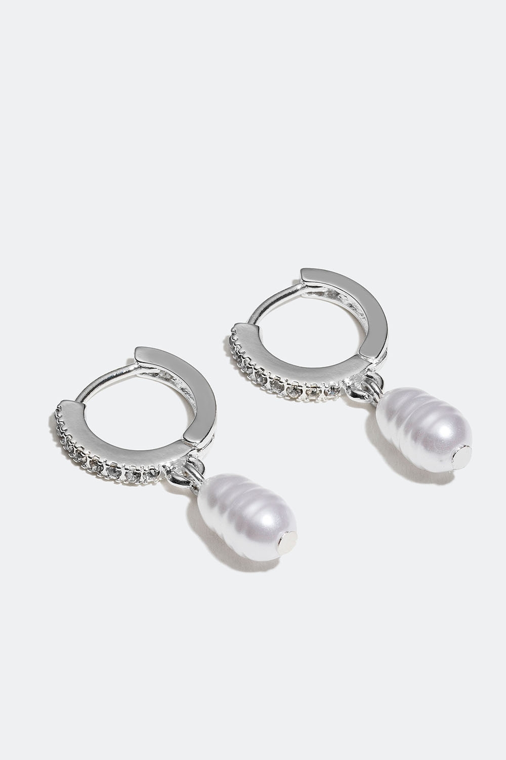 Små hoops med glassteiner og perle i gruppen Smykker / Øredobber / Øreringer / Øreringer med anheng hos Glitter (253005591001)