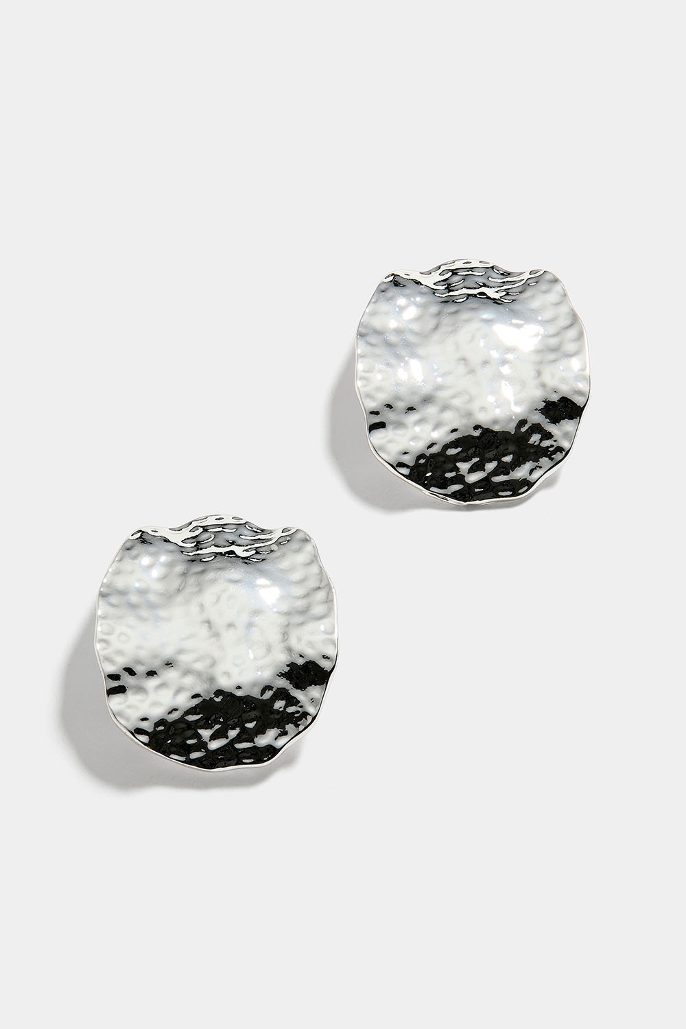 Store øredobber med hamret overflate i gruppen Smykker / Øredobber hos Glitter (253009421001)