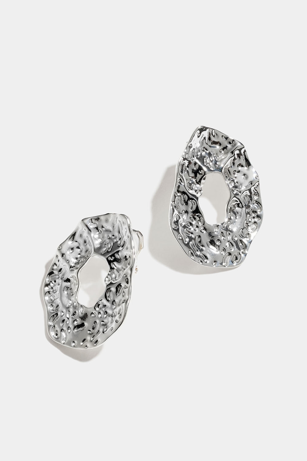 Ovale klipsøredobber i metall med hamret overflate i gruppen Smykker / Øredobber / Clips hos Glitter (253009432001)