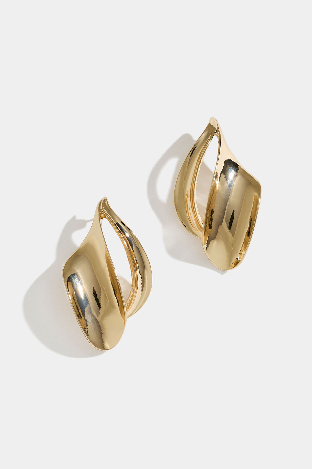 Diamantformede øredobber med avrundet design, gullfargede i gruppen Smykker / Øredobber hos Glitter (253009722002)