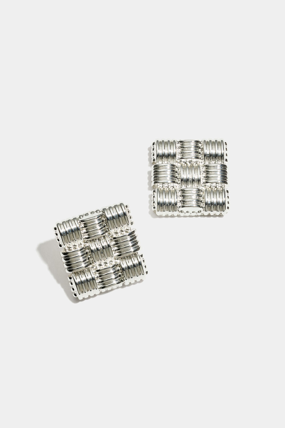 Store stiftøredobber med flettet tekstur i gruppen Smykker / Øredobber / Studs hos Glitter (253009851001)