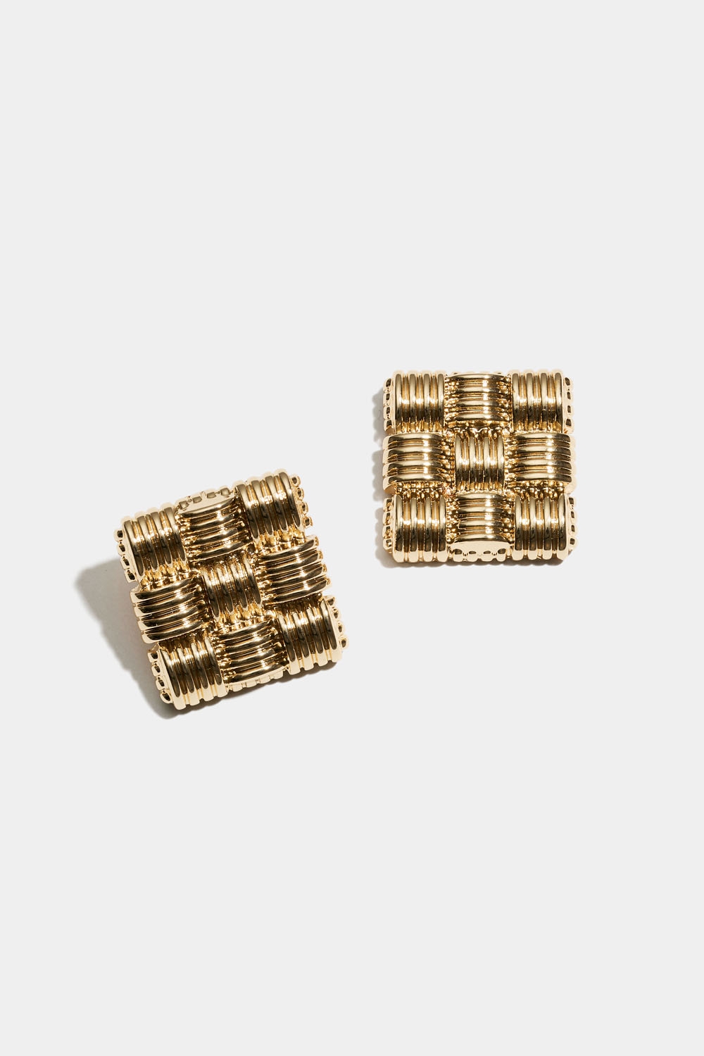 Store, gullfargede stiftøredobber med flettet tekstur i gruppen Smykker / Øredobber / Studs hos Glitter (253009852002)