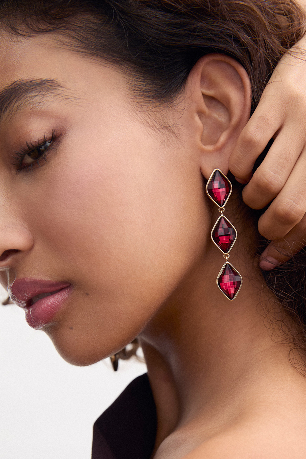 Øredobber med diamantformede burgunderrøde glassteiner i gruppen Store week / hos Glitter (253010046302)