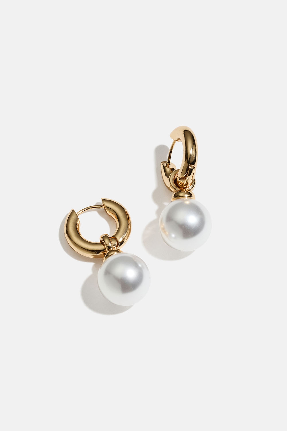 Gullfargede chunky hoops med stor rund perle i gruppen Smykker / Øredobber / Øreringer / Øreringer med anheng hos Glitter (253010202002)