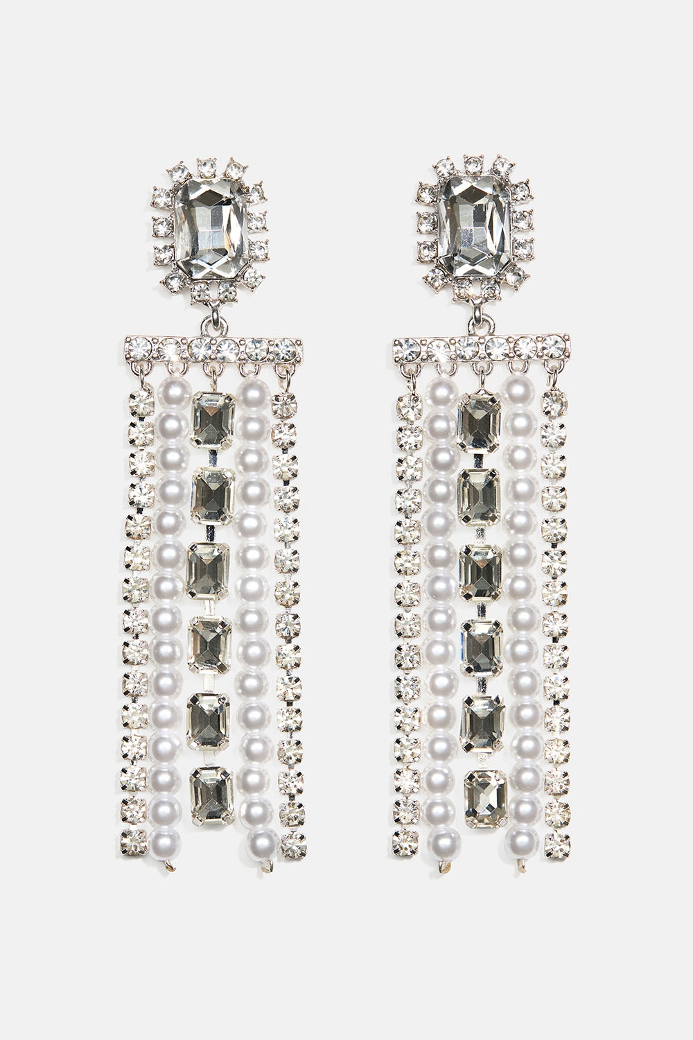 Øredobber med rektangulær glasstein og hengende strass- og perlekjeder. i gruppen Smykker / Øredobber / Rhinestone hos Glitter (253010361001)