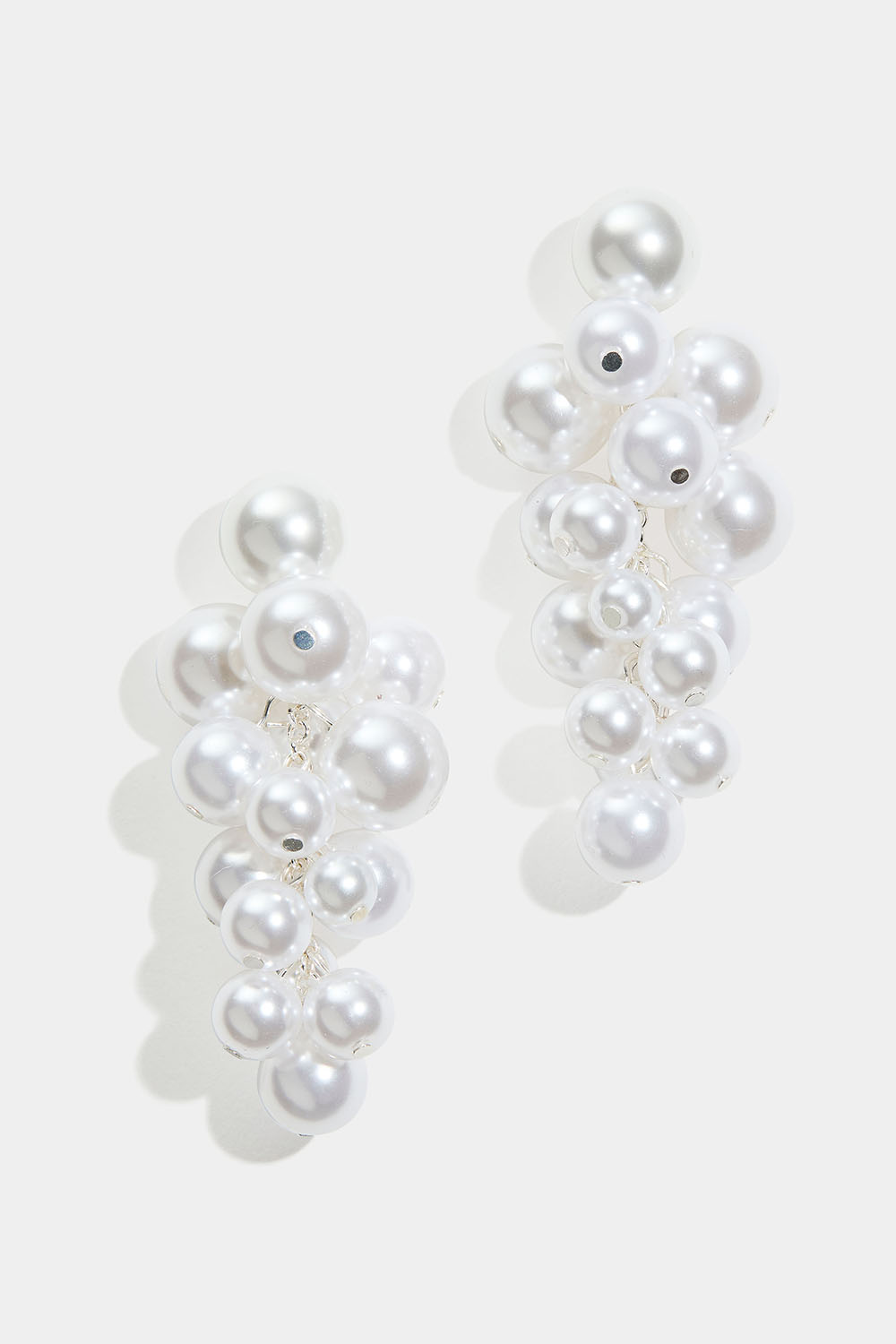 Store øredobber med hvite perler i gruppen Store week / hos Glitter (253010371001)
