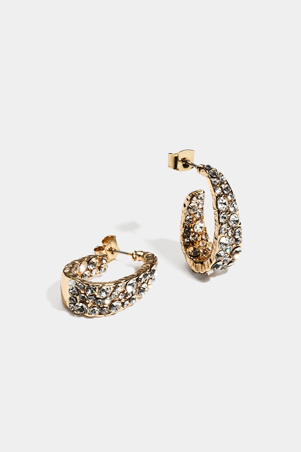 Brede gullfargede ovale hoops med strass i gruppen Smykker / Øredobber / Rhinestone hos Glitter (253010400202)