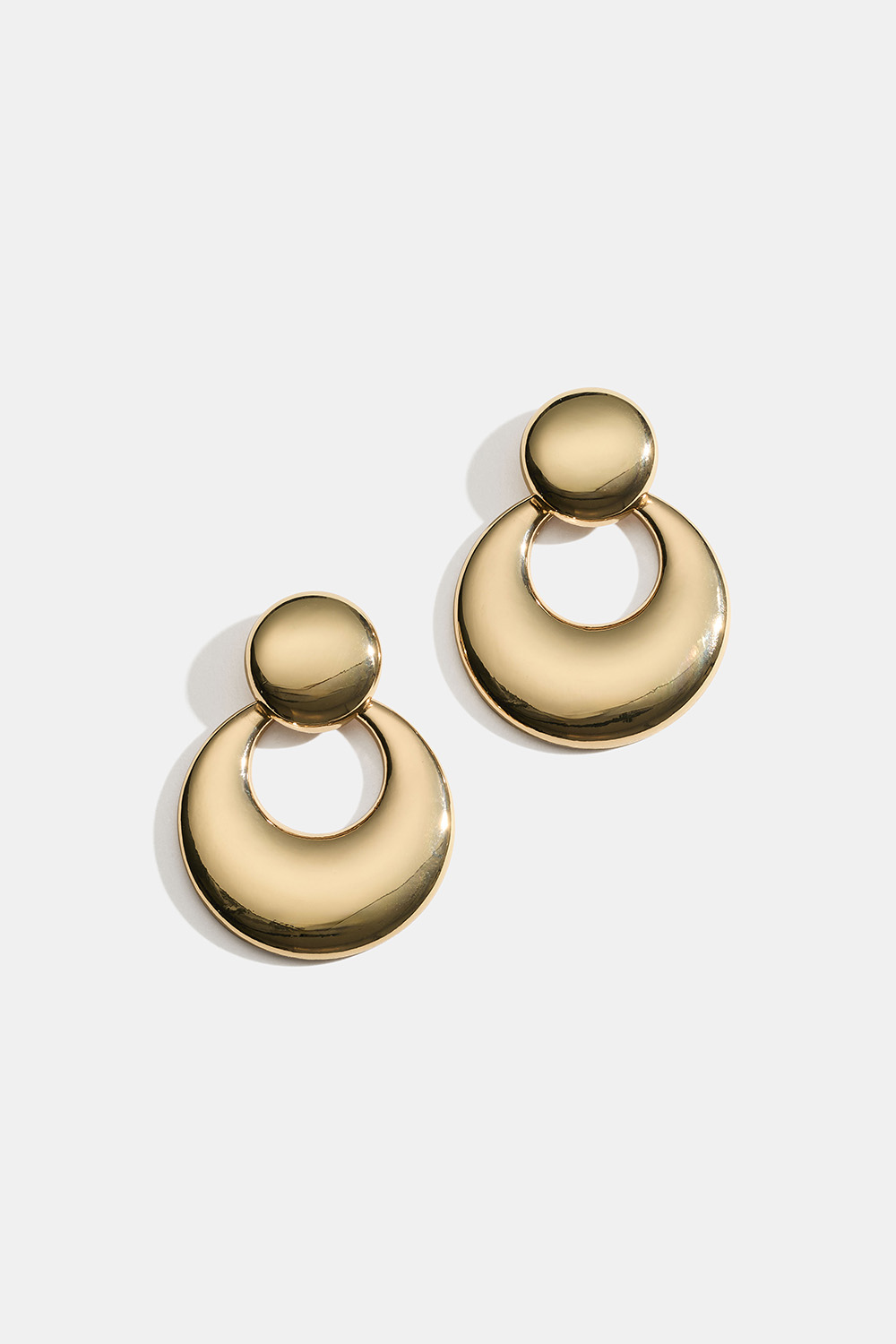 Gullfargede øredobber med runde former i gruppen Store week / hos Glitter (253010522002)