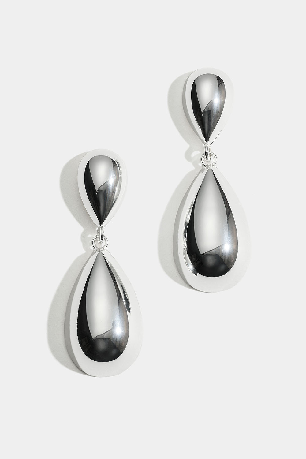 Øredobber med store, dråpeformede anheng i gruppen Smykker / Øredobber hos Glitter (253010571001)