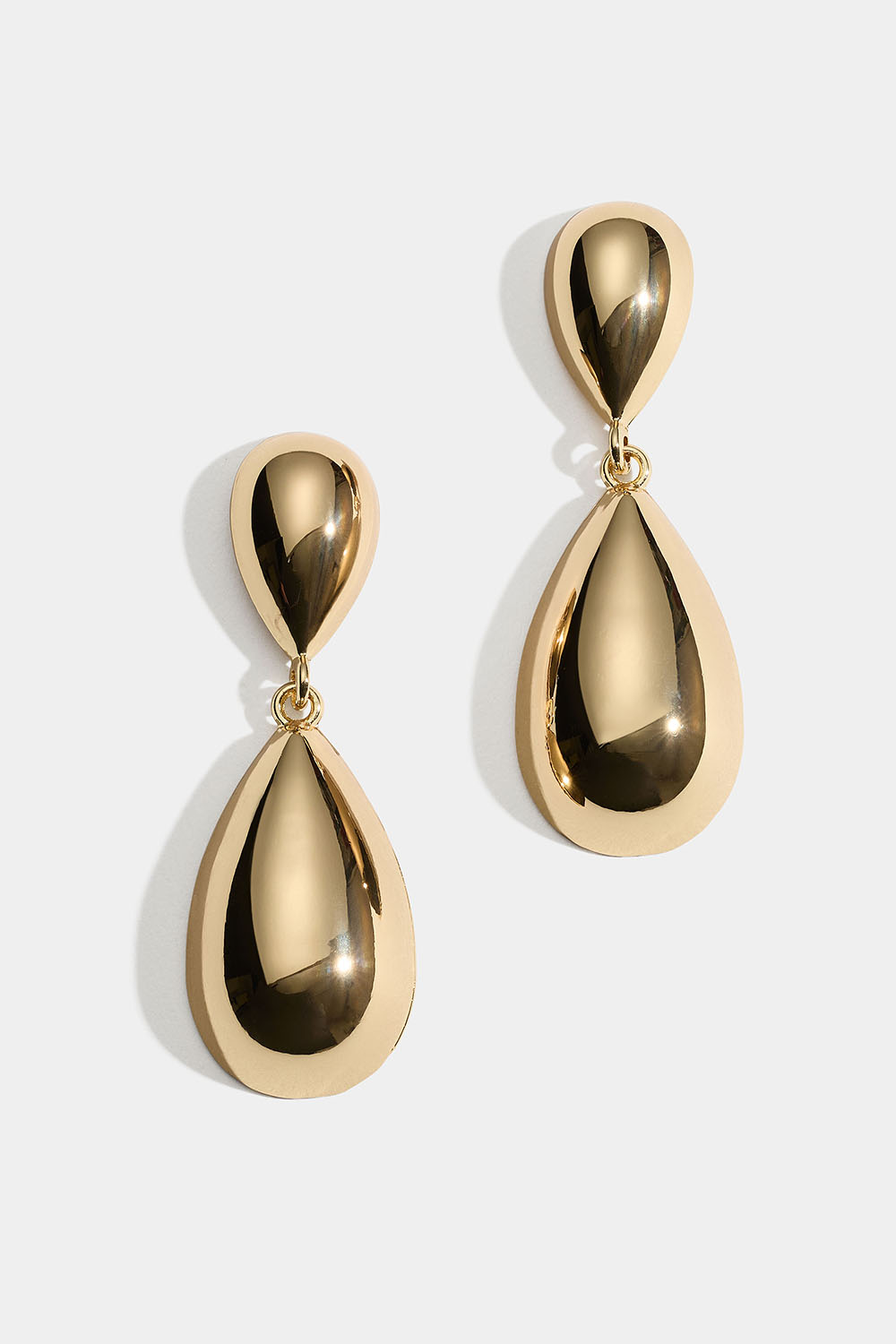 Gullfargede øredobber med store, dråpeformede anheng i gruppen Store week / hos Glitter (253010572002)