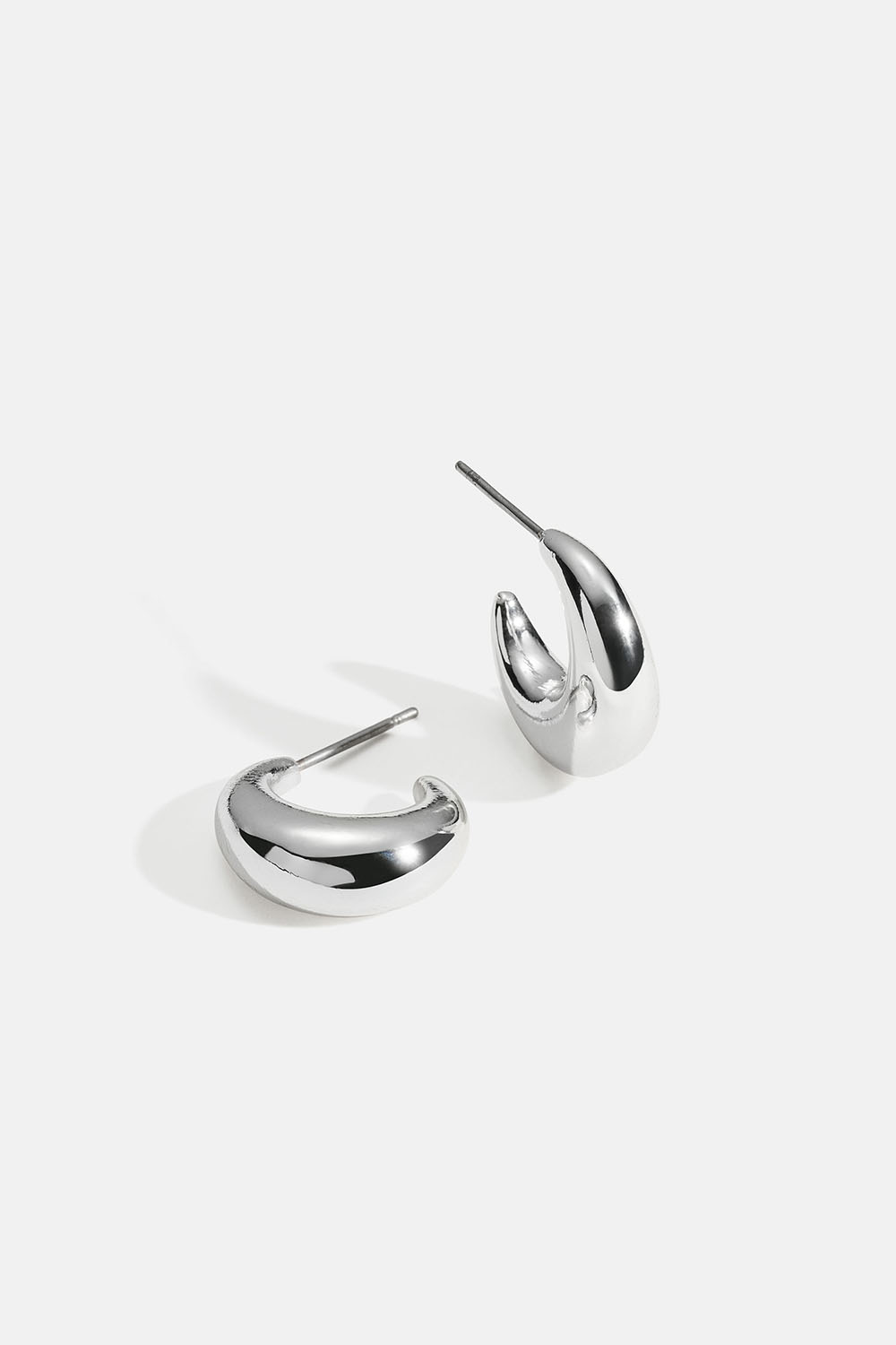 Små øreringer i avrundet design i gruppen Smykker / Øredobber / Øreringer hos Glitter (253010581001)