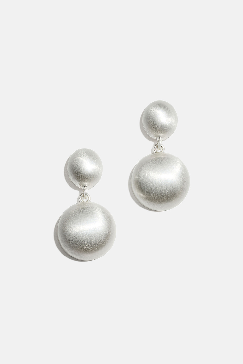 Øredobber med sirkler og børstet overflate i gruppen Store week / hos Glitter (253010591001)