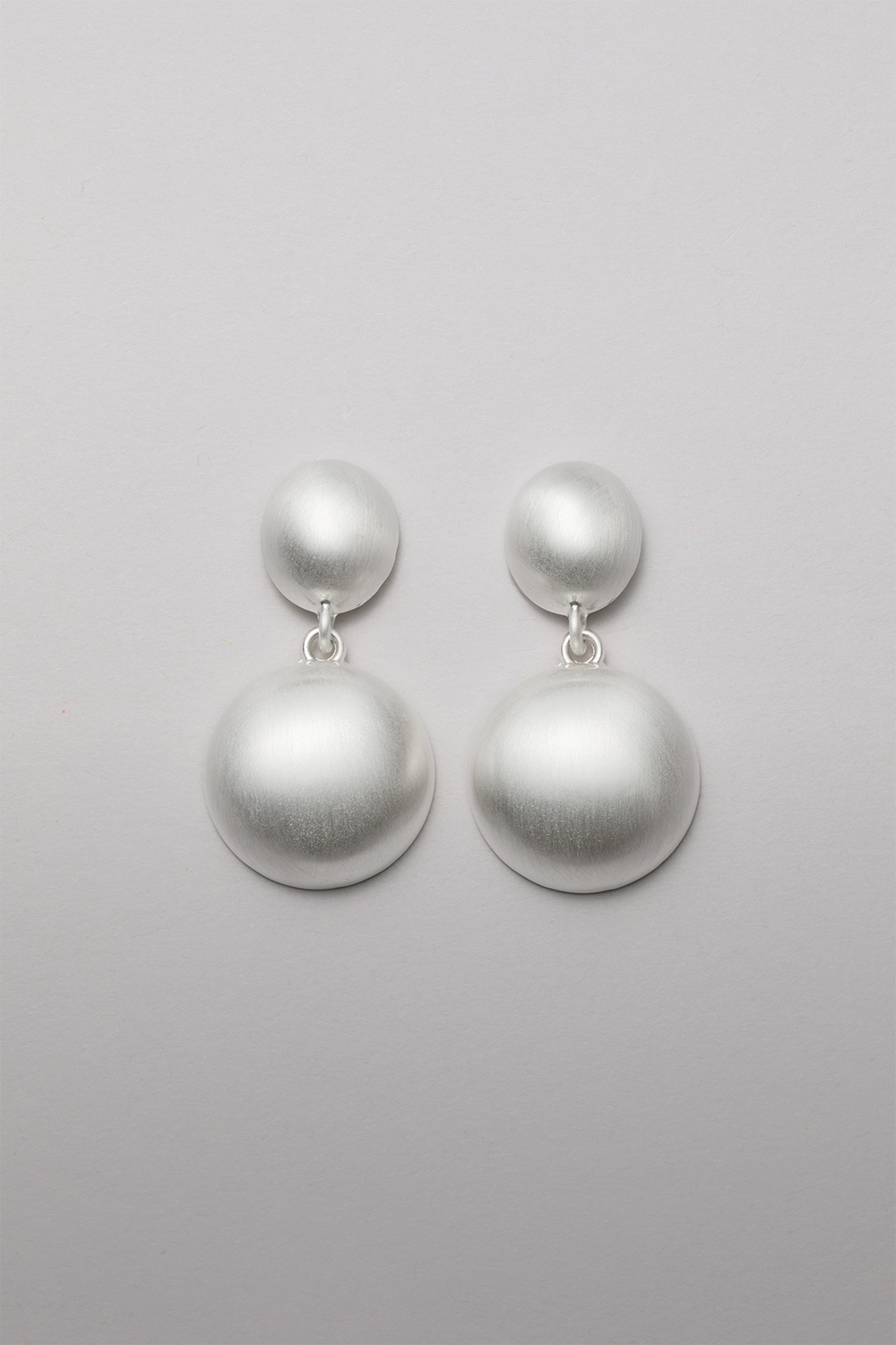 Øredobber med sirkler og børstet overflate i gruppen Store week / hos Glitter (253010591001)