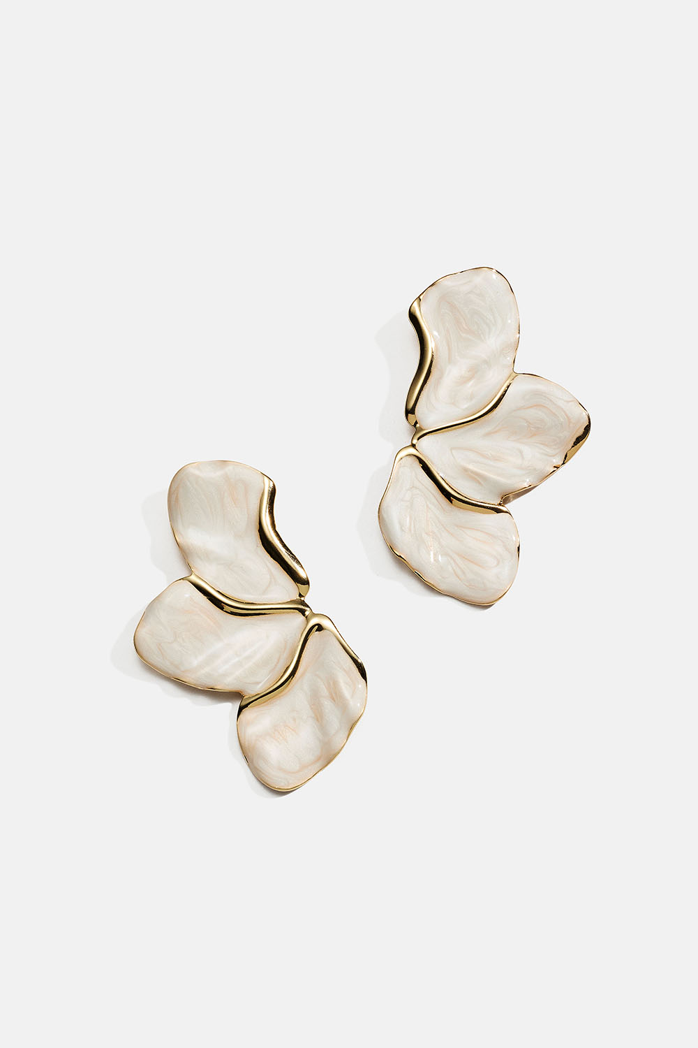 Hvite øredobber formet som blomsterblader i gruppen Smykker / Øredobber hos Glitter (253010753002)