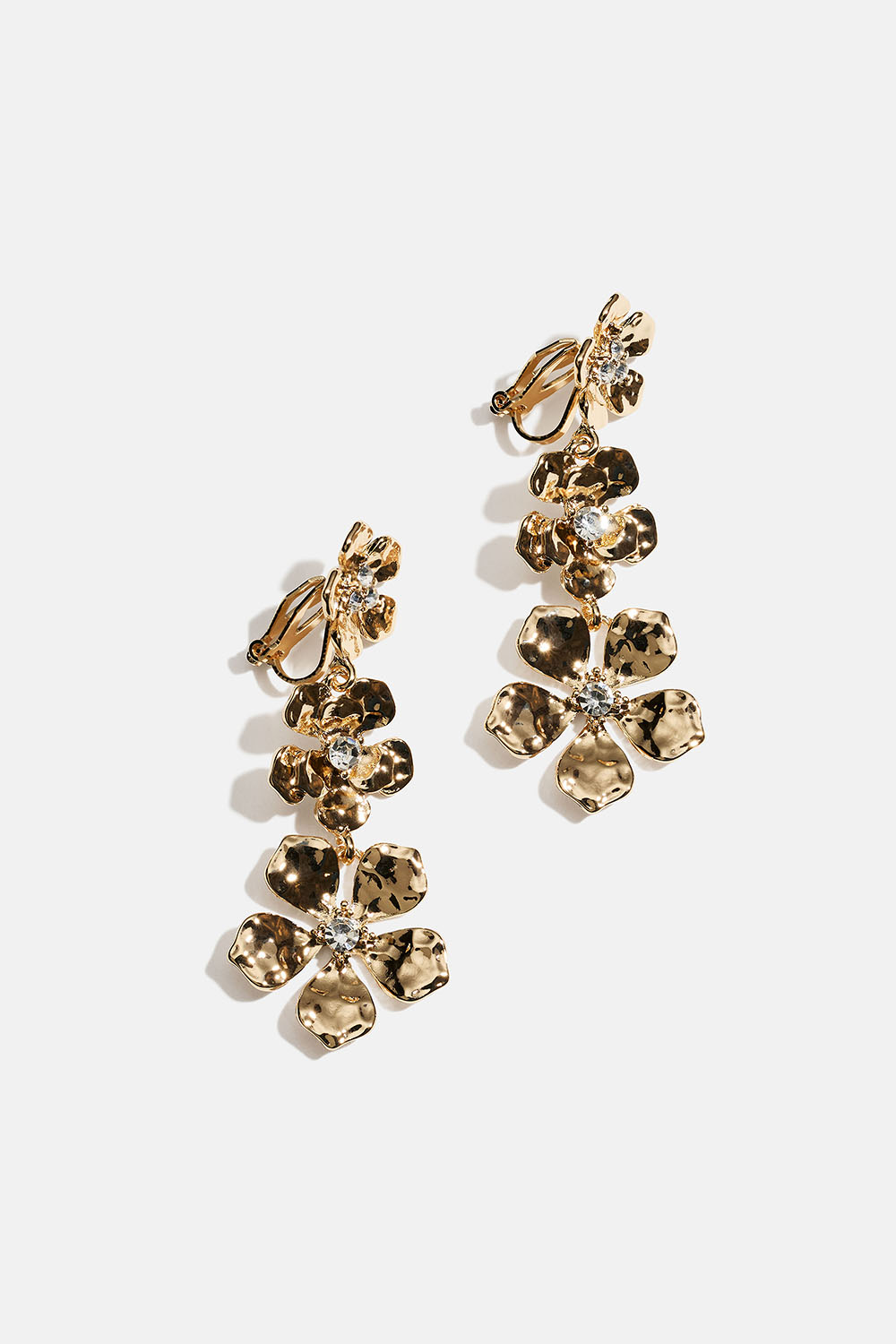 Lange gullfargede klipsøredobber med blomster og glassteiner i gruppen Smykker / Øredobber / Clips hos Glitter (253010902002)