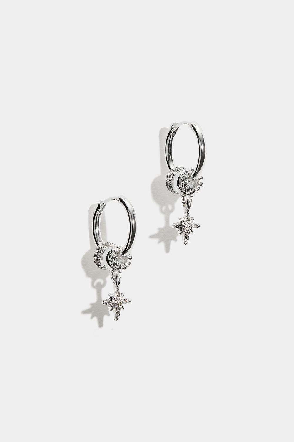 Øreringer med runde anheng og stjerner i gruppen Smykker / Øredobber / Øreringer / Øreringer med anheng hos Glitter (253010911001)