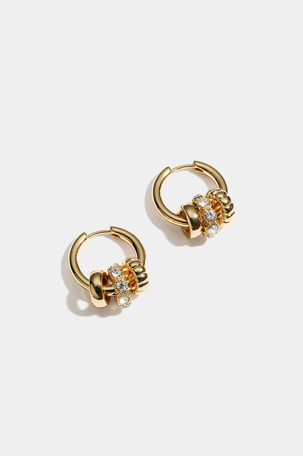 Gullfargede ringer med runde anheng og glassteiner i gruppen Smykker / Øredobber / Øreringer / Øreringer med anheng hos Glitter (253011112002)