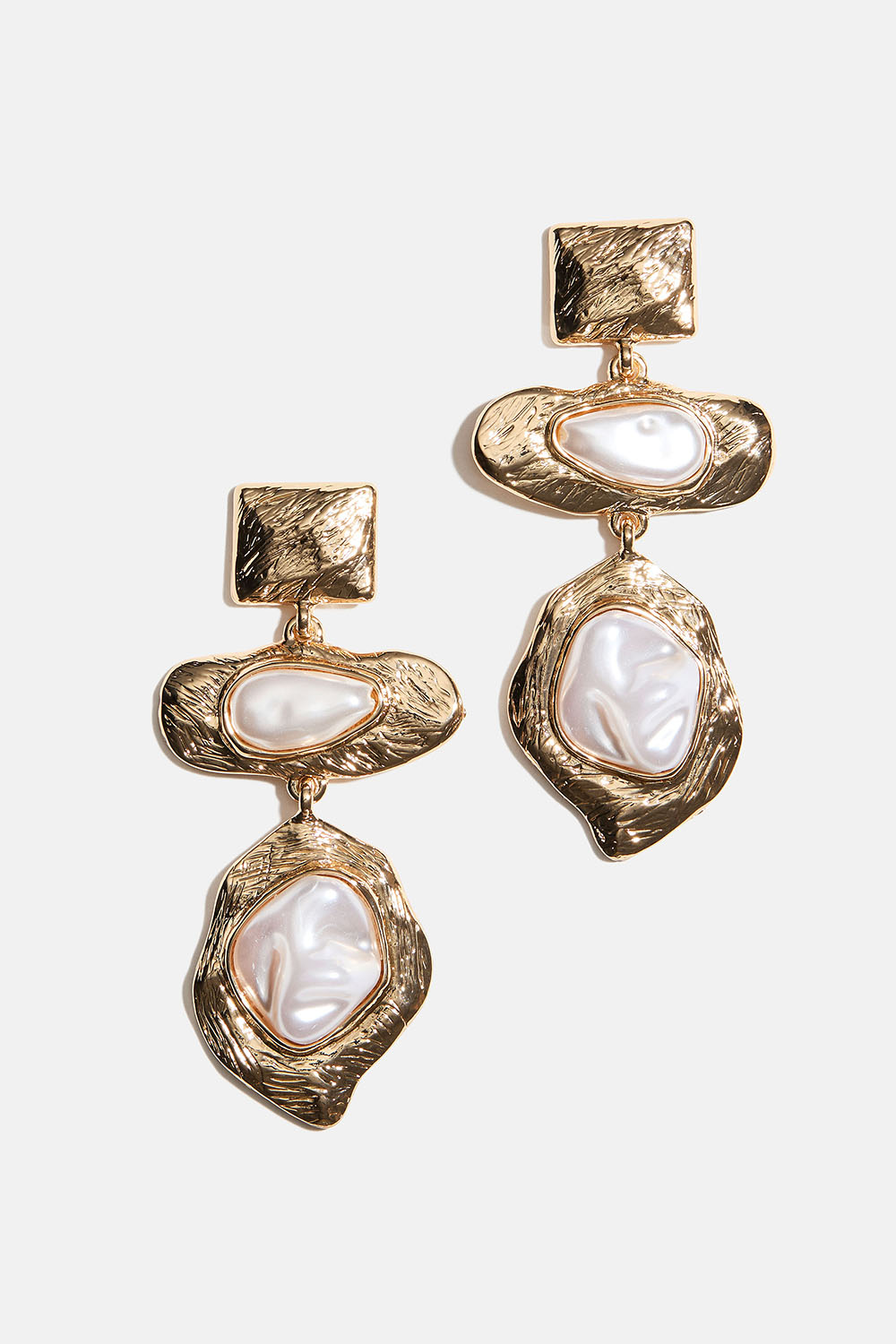 Gullfargede øredobber med hvite perler i organiske former i gruppen Smykker / Øredobber hos Glitter (253011282002)