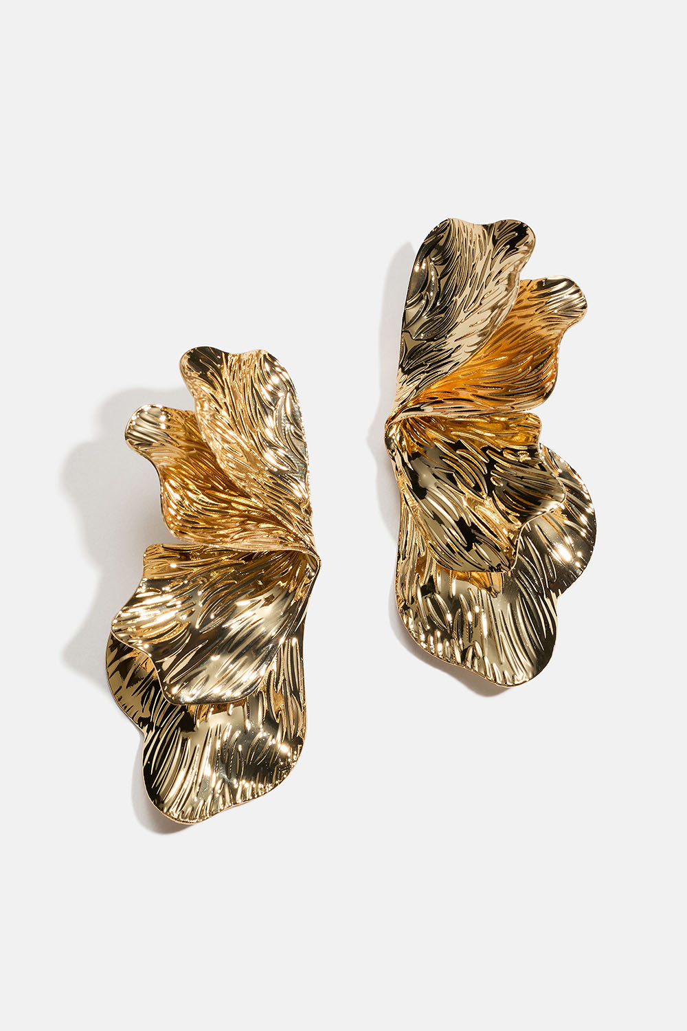 Kronbladformede gullfargede øredobber med klips i gruppen Smykker / Øredobber / Clips hos Glitter (253011312002)