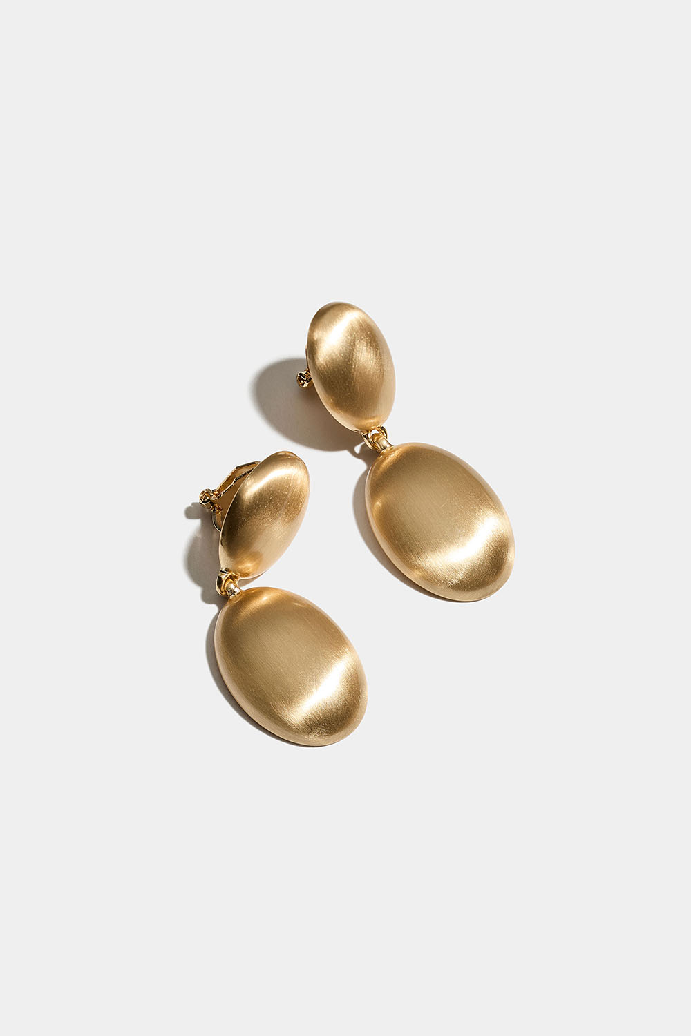 Ovale gullfargede øredobber med klips og matt børstet design i gruppen Smykker / Øredobber / Clips hos Glitter (253011322002)