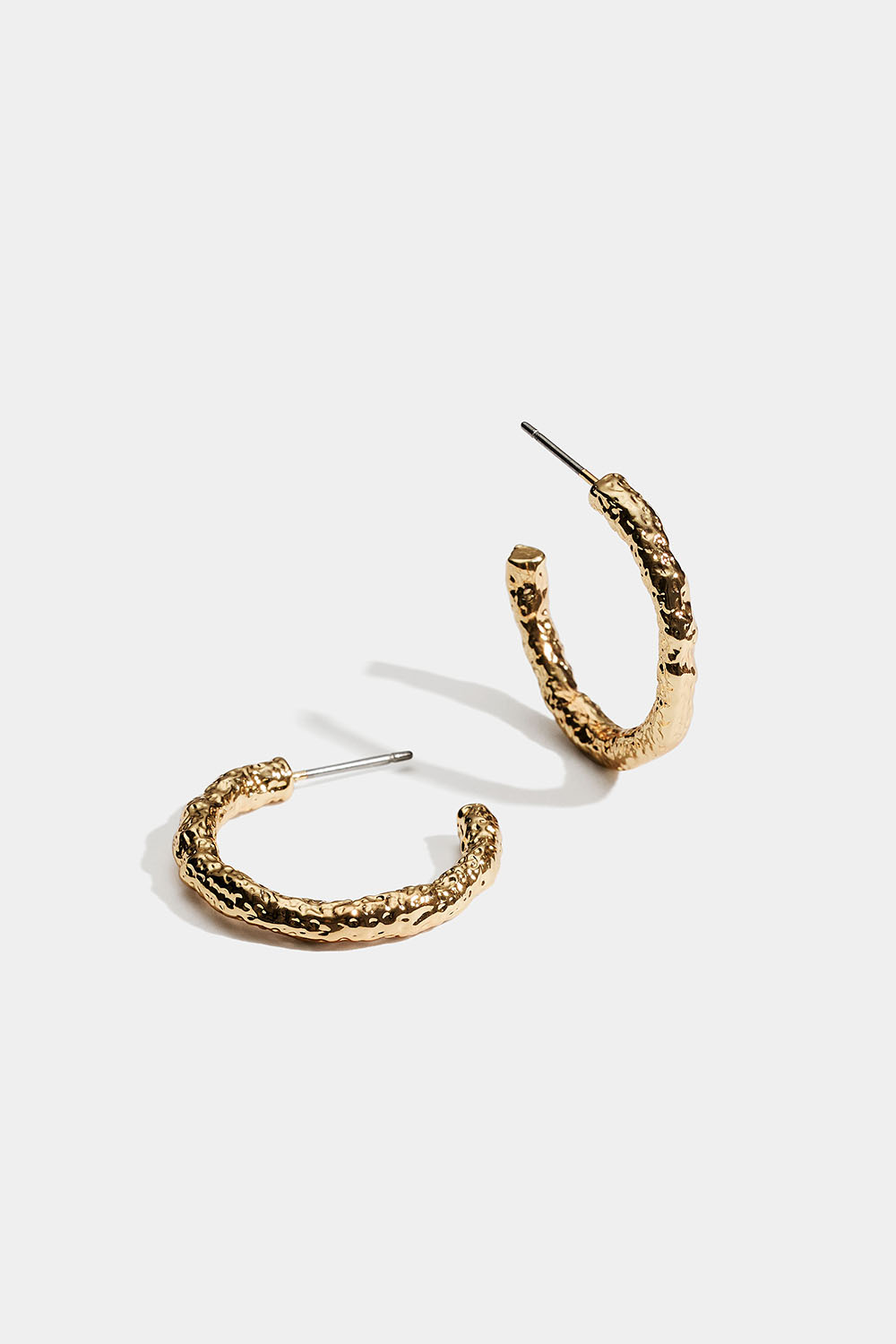 Gullfargede smale ringer med hamret design i gruppen Smykker / Øredobber / Øreringer hos Glitter (253011392002)
