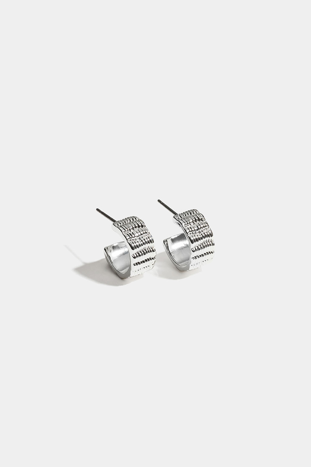 Små brede ringer med rillet design i gruppen Smykker / Øredobber / Øreringer hos Glitter (253011581001)