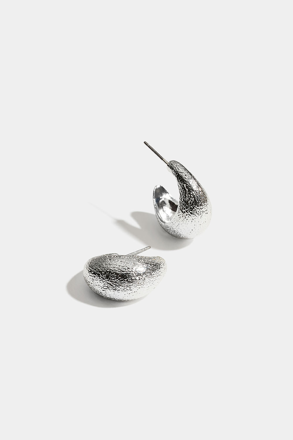 Tykke ringer med hamret design i gruppen Smykker / Øredobber / Øreringer hos Glitter (253011611001)
