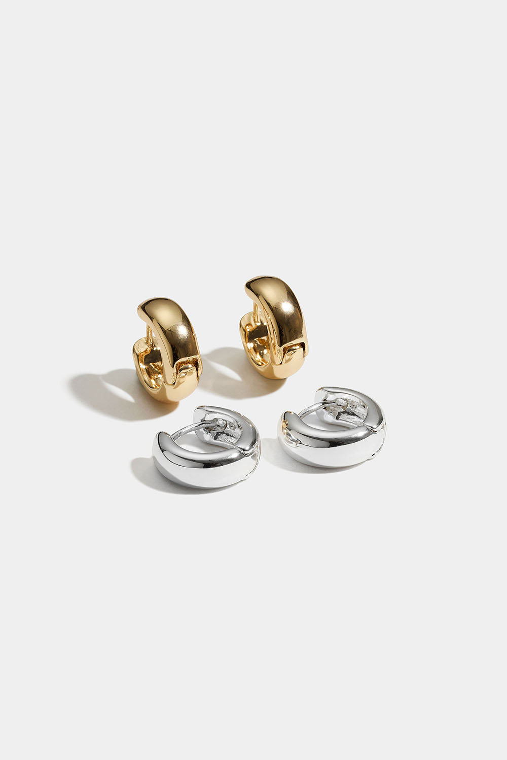 Sølv- og gullfargede chunky ringer, 2-pakning i gruppen Smykker / Øredobber / Øreringer / Klassiske øreringer hos Glitter (253012109900)