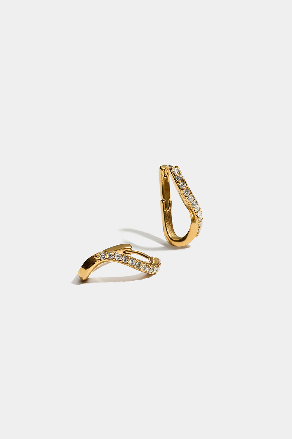 Bølgete ringer i 18 k gullbelagt stål med kubisk zirkonia i gruppen Stainless Steel / 18 k gullbelagt stål hos Glitter (253012162000)