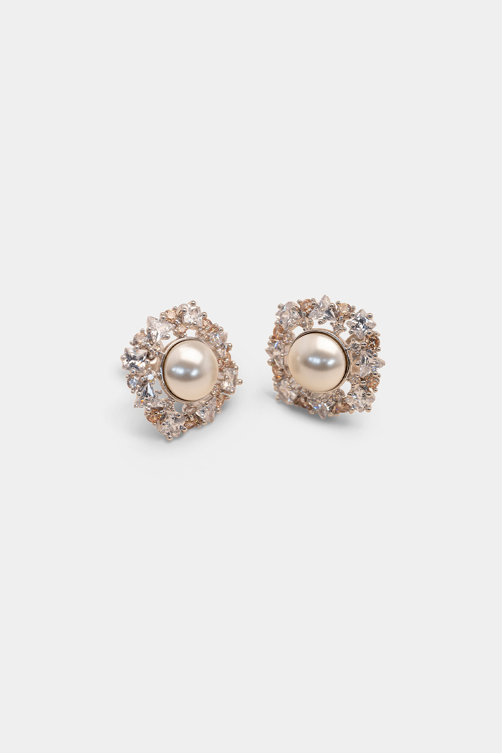 Leoni earrings - Ivory i gruppen Lily and Rose - Øredobber hos Glitter (253746801000)