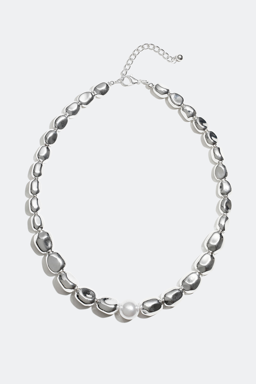 Halskjede med sølvfargede kuler og perle i gruppen Smykker / Halskjeder hos Glitter (254000761000)