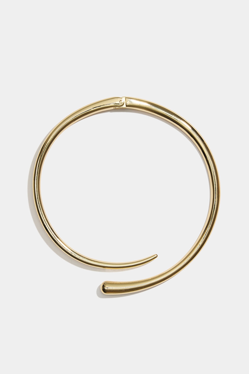 Gullfarget stivt halskjede med blondedesign i gruppen Store week / hos Glitter (254002362002)