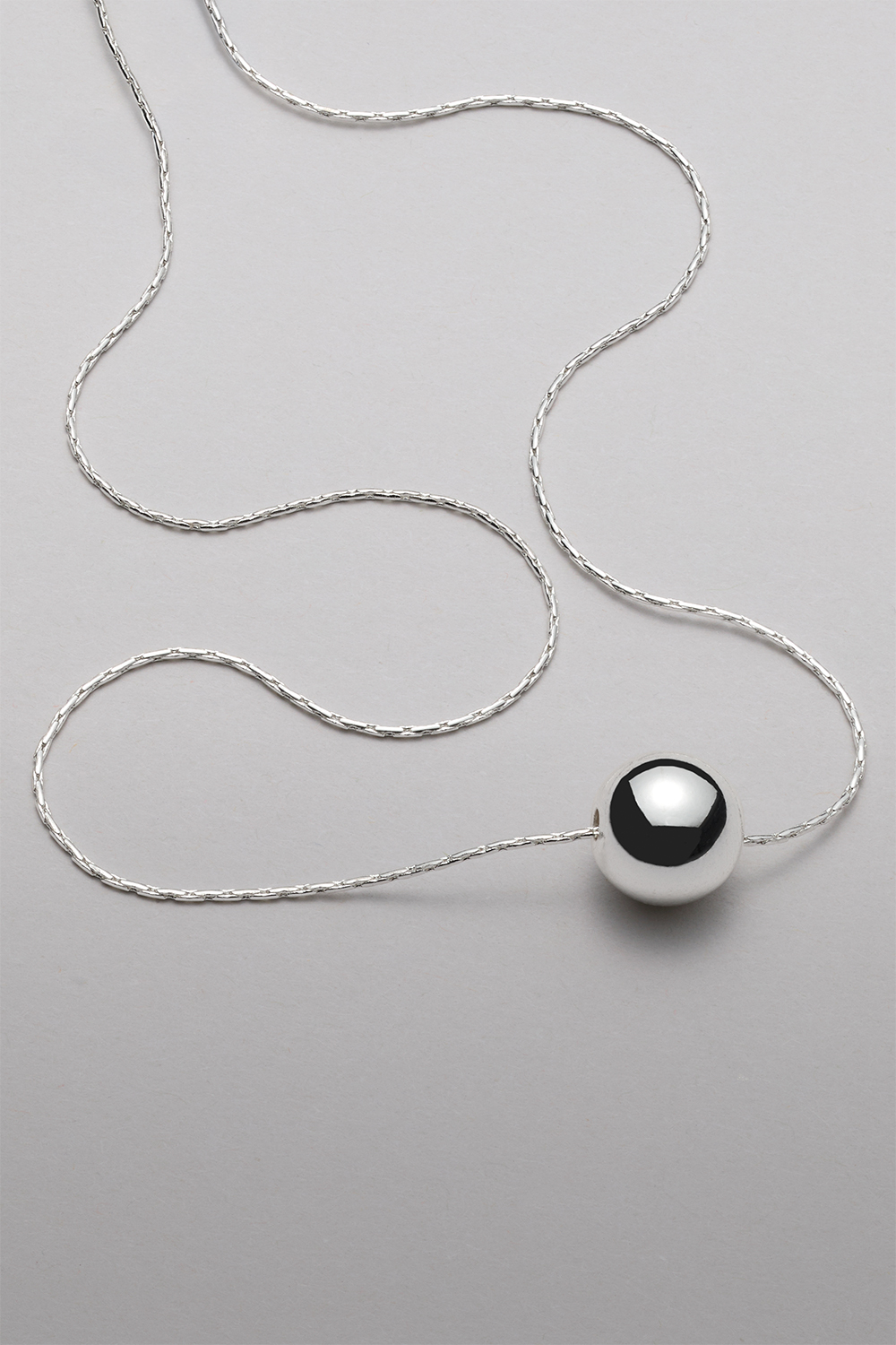 Rundt halskjede med sølvfarget perle i gruppen Smykker / Halskjeder / Halskjeder med anheng hos Glitter (254002481001)