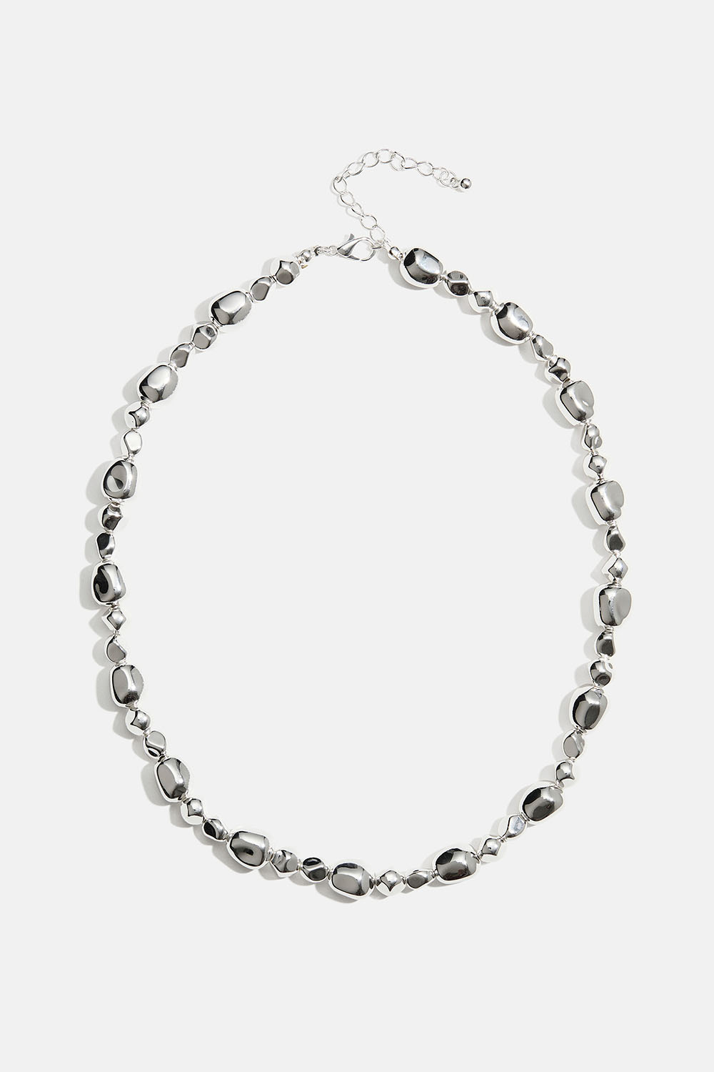 Halskjede med sølvfargede perler i organisk design i gruppen Smykker / Halskjeder hos Glitter (254002501001)