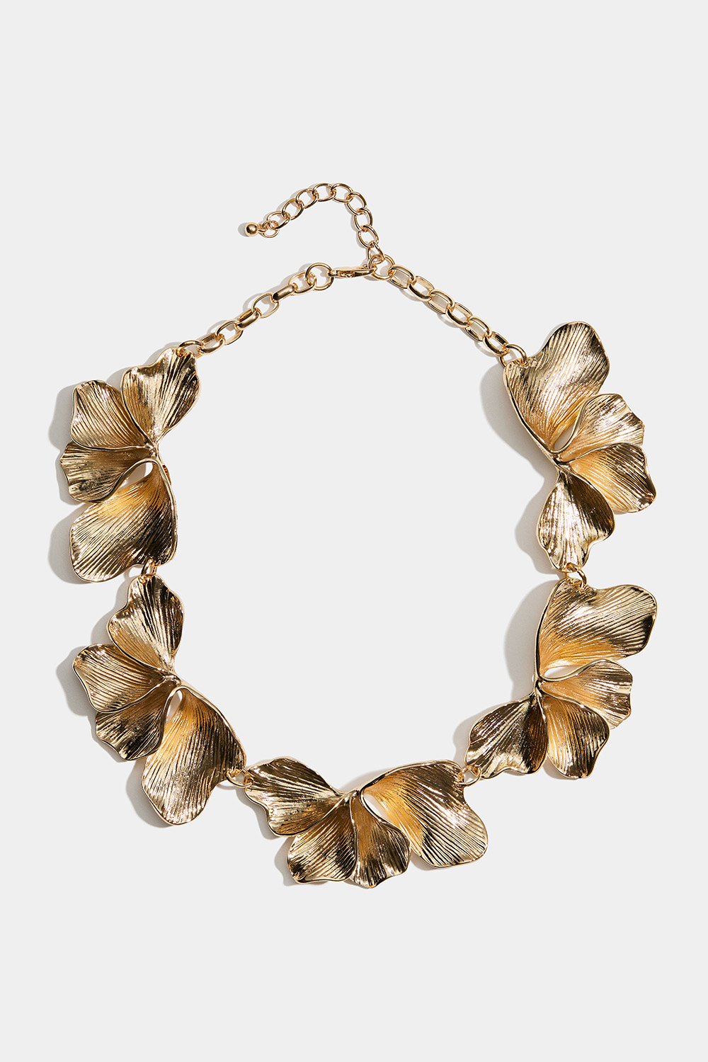 Gullfarget halskjede med store blomsterblader i gruppen Smykker / Halskjeder hos Glitter (254002602002)