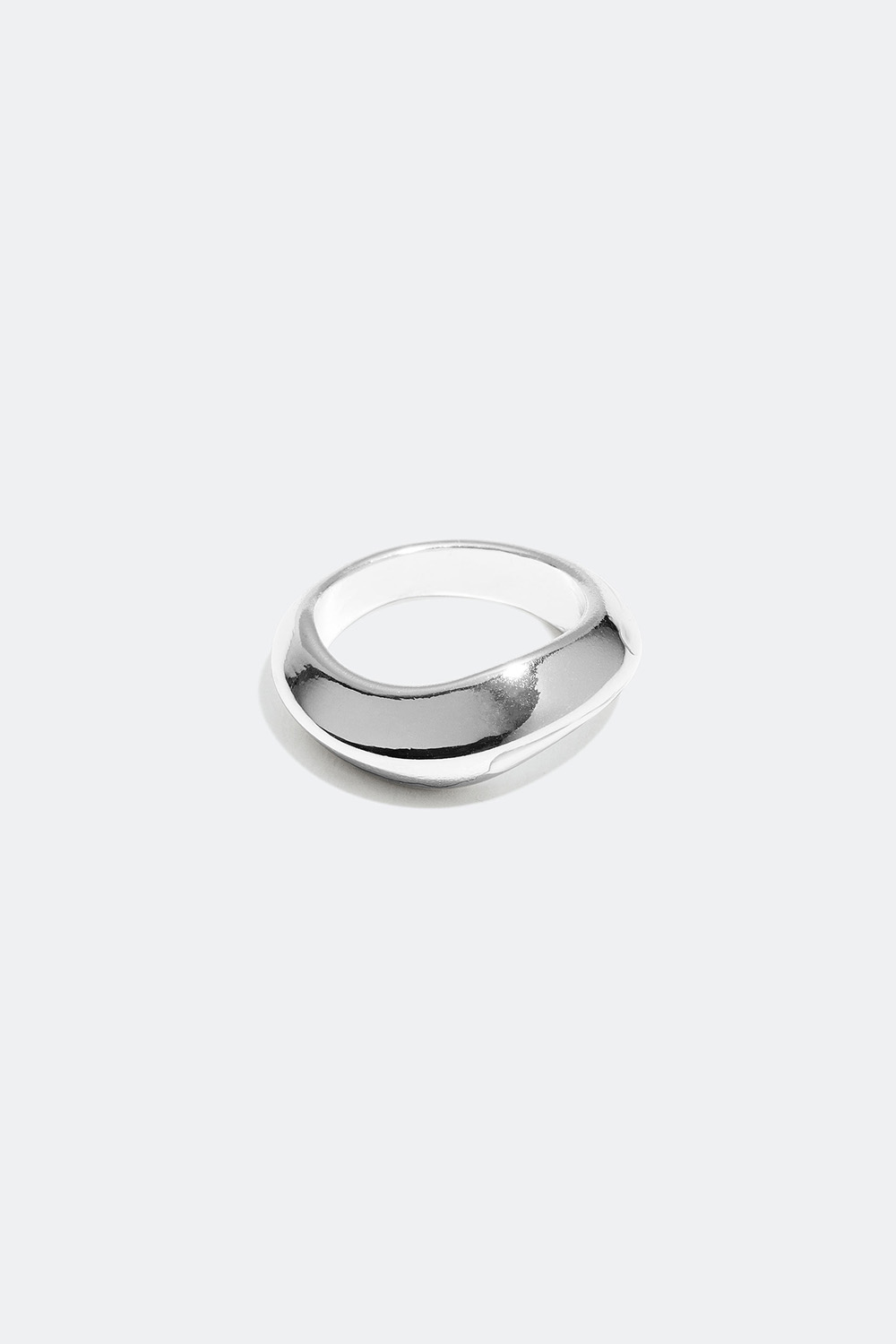 Minimalistisk ring med skulpturell design i gruppen Alle Smykker / Ringer / Brede hos Glitter (25600007)