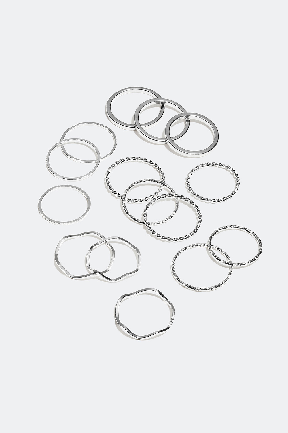Smale ringer i forskjellige størrelser, 15-pakning i gruppen Smykker / Ringer / Flerpakning hos Glitter (25600010)
