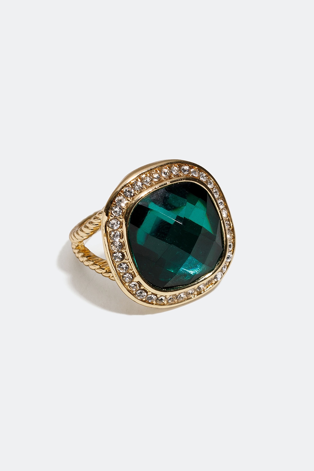 Vridd ring med grønn glasstein i gruppen Smykker / Ringer / Brede hos Glitter (256000457)