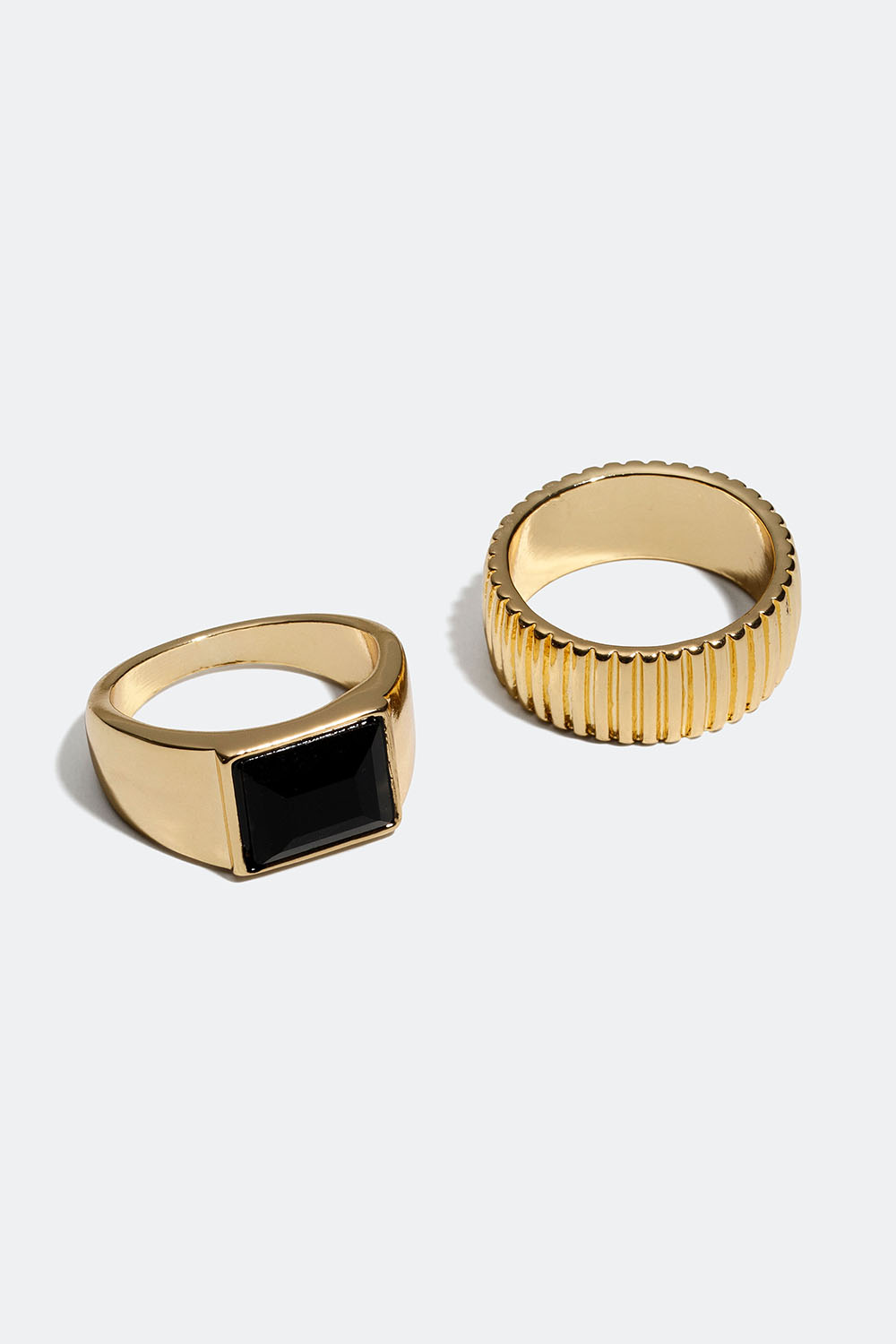 Brede, gullfargede ringer med riflet design og svart detalj, 2-pakning i gruppen Smykker / Ringer / Flerpakning hos Glitter (256000522)