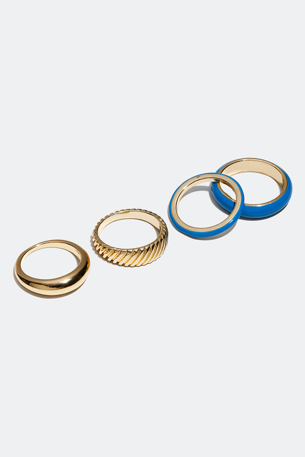 Gullfargede ringer med riflet mønster og blå emalje, 4-pakning i gruppen Smykker / Ringer / Flerpakning hos Glitter (256000537)