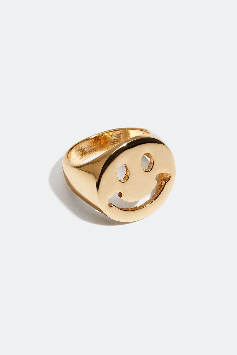 Gullfarget signetring med smiley i gruppen Smykker / Ringer / Brede hos Glitter (256000562)