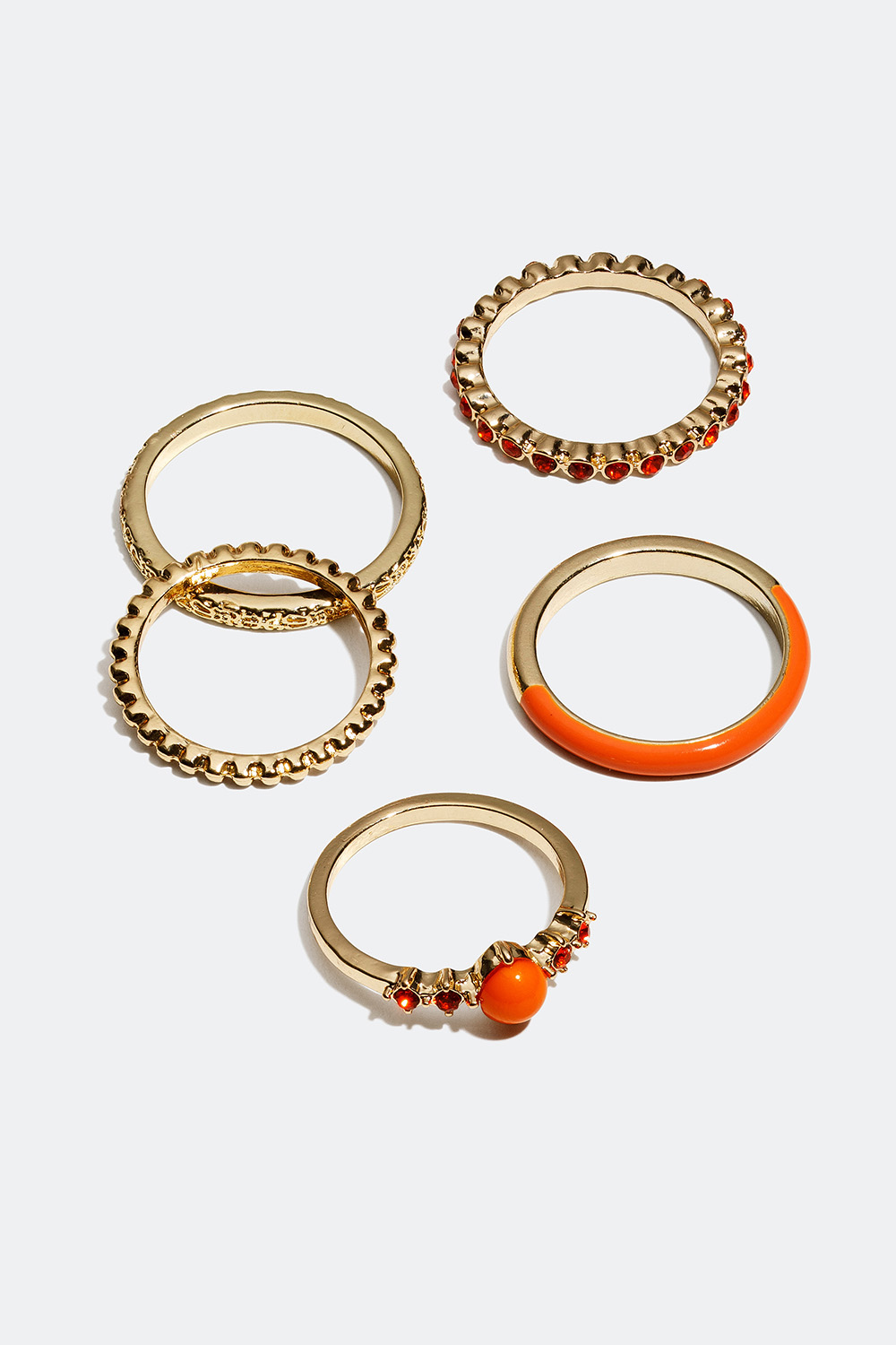 Gullfargede ringer med detaljer i oransje, 5-pakning i gruppen Smykker / Ringer / Flerpakning hos Glitter (256000624)