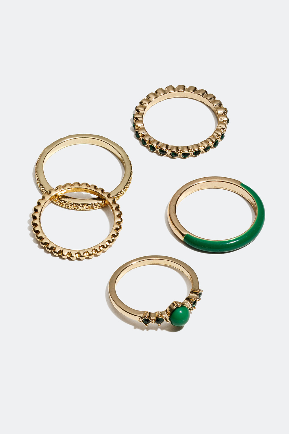 Gullfargede ringer med detaljer i grønt, 5-pakning i gruppen Smykker / Ringer / Flerpakning hos Glitter (2560006275)