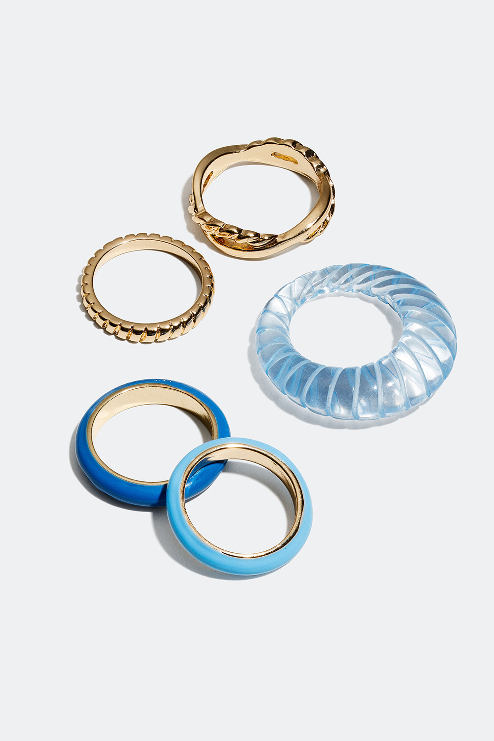 Gullfargede ringer med detaljer i blått og harpiks, 5-pakning i gruppen Smykker / Ringer / Flerpakning hos Glitter (256000637)