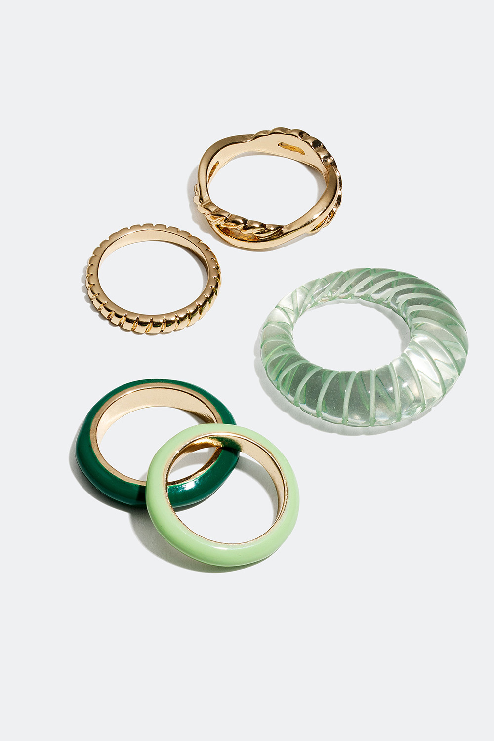 Gullfargede ringer med detaljer i grønt og harpiks, 5-pakning i gruppen Smykker / Ringer / Flerpakning hos Glitter (2560006375)