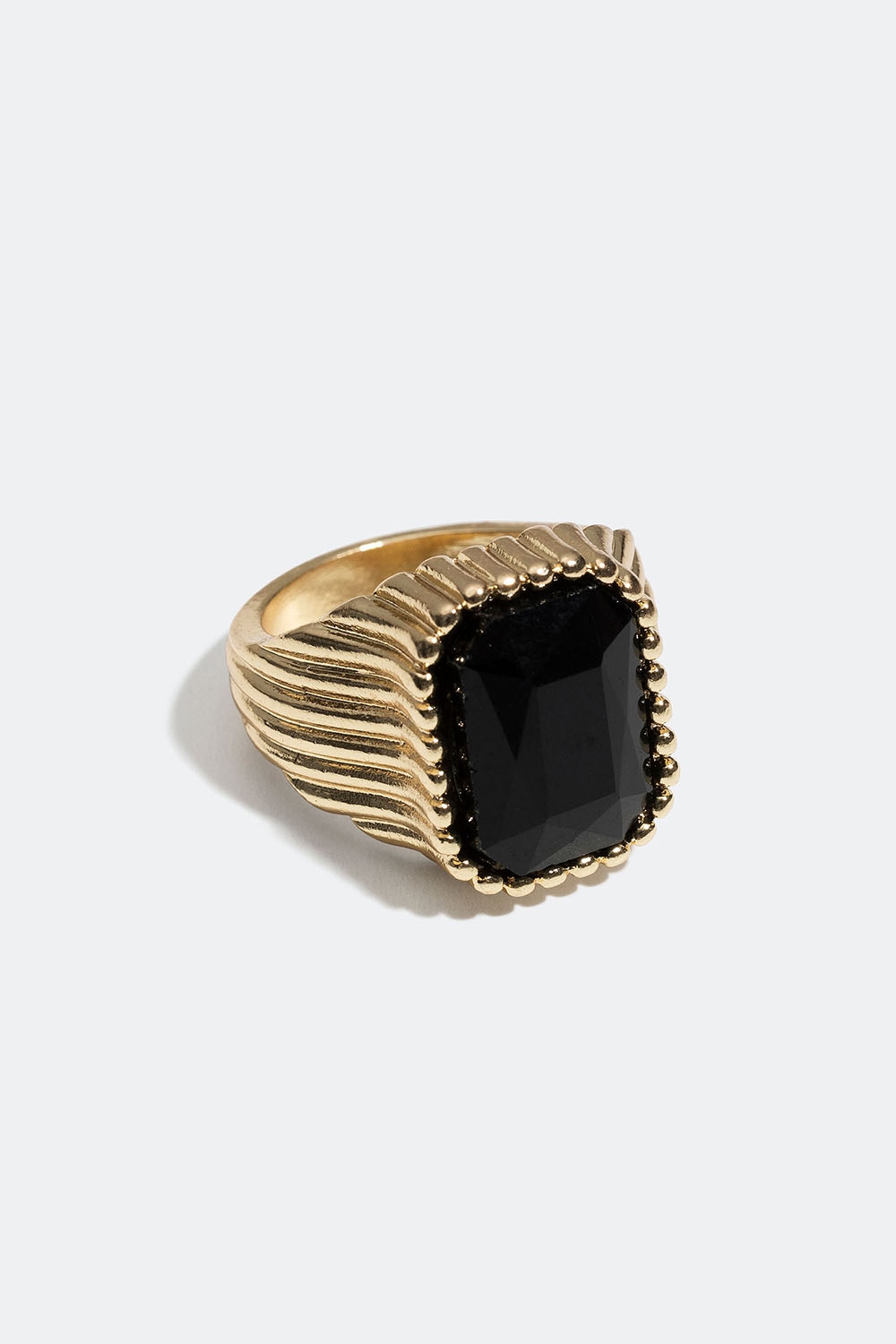 Gullfarget ring med svart glasstein i gruppen Smykker / Ringer / Brede hos Glitter (25600084)