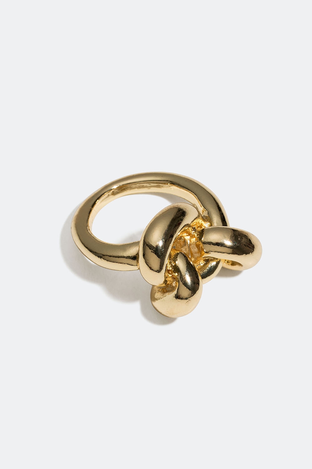 Kraftig gullfarget ring med knute i gruppen Smykker / Ringer / Brede hos Glitter (256000852)