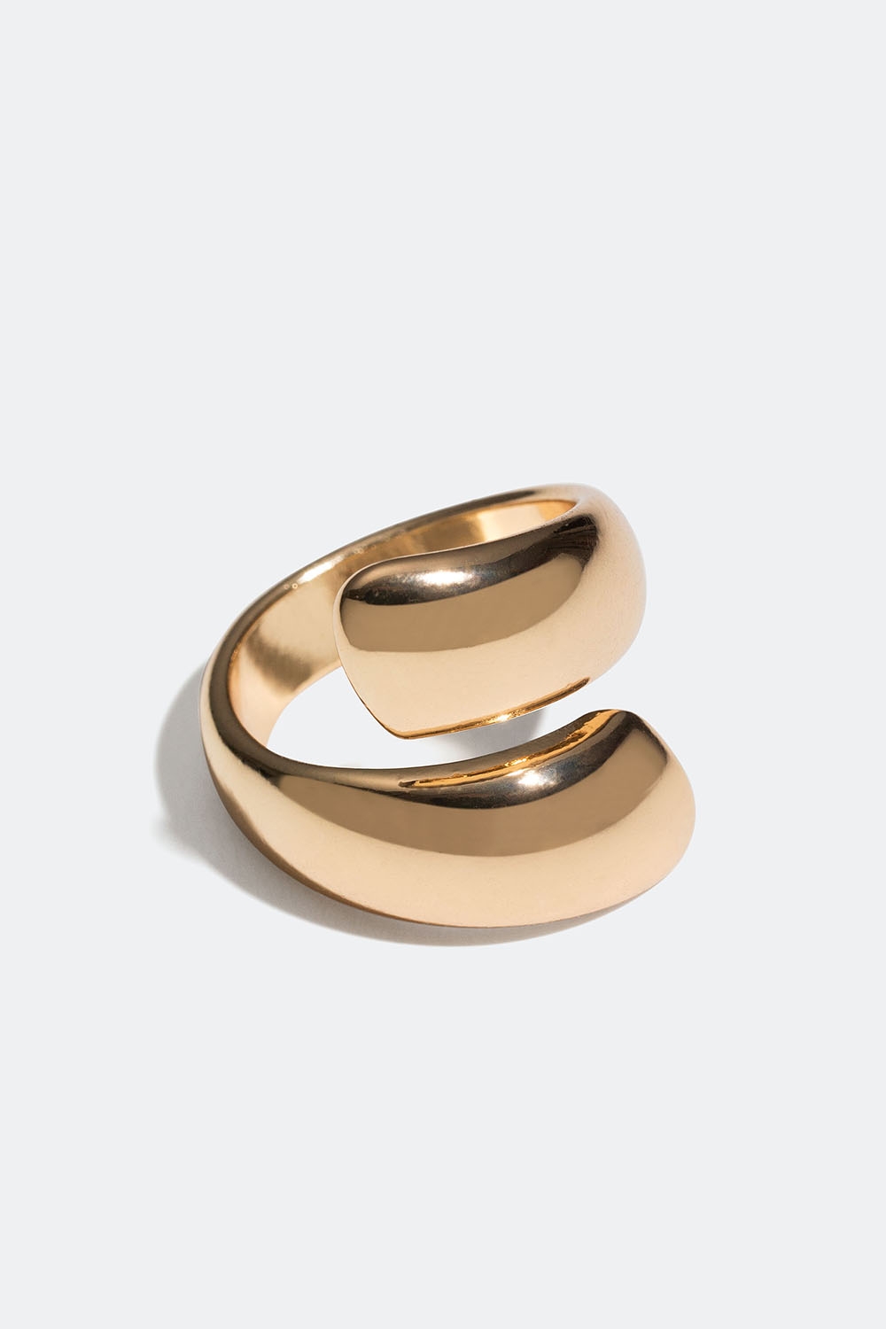 Gullfarget ring i omslagsdesign i gruppen Smykker / Ringer hos Glitter (256000932)