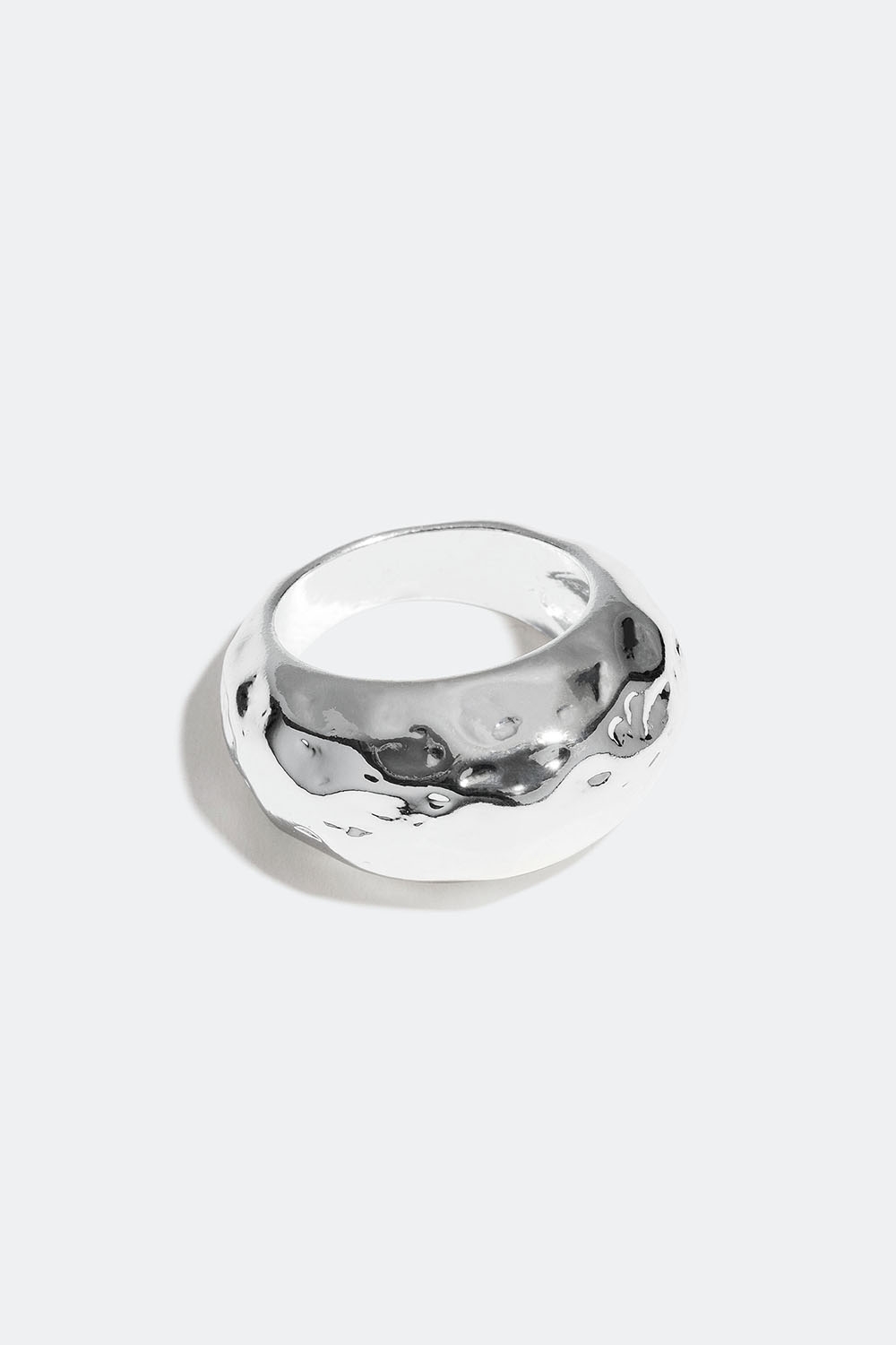 Bred ring i hamret design i gruppen Smykker / Ringer / Brede hos Glitter (25600104)